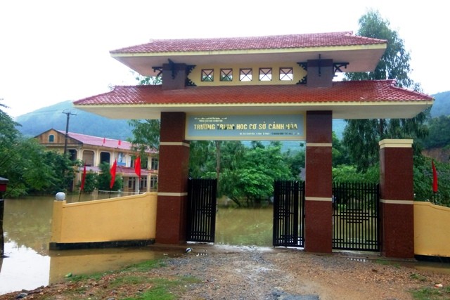 Trường THCS Cảnh Hóa ngập trong nước.