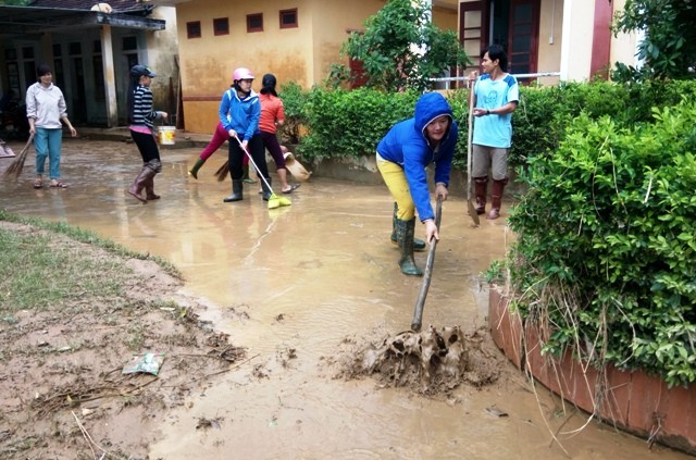 Các thầy cô giáo ở vùng lũ lụt miền trung đang gồng mình dọn hậu quả lũ.