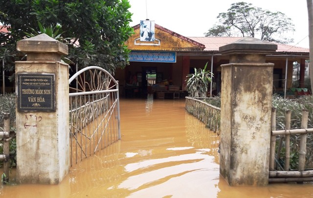 Trường Mầm non Văn Hóa (huyện Tuyên Hóa) vẫn ngập gần 1m trong ngày 2/11.