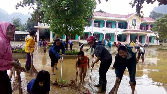Thầy cô và học sinh trường Tiểu học số 1 Phúc Trạch (huyện Bố Trạch) dọn vệ sinh sau lũ. (Ảnh: Qúy Hợi)