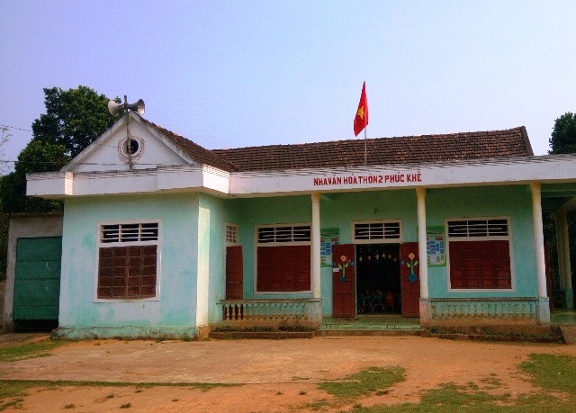 Vì chưa có điều kiện xây phòng học, các cô giáo trường Mầm non Phúc Trạch phải mượn nhà văn hóa thôn làm lớp học.