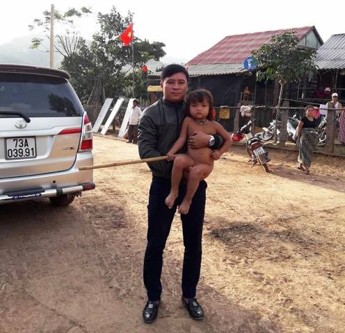 Một em nhỏ người dân tộc Ma Coong ở Thượng Trạch.
