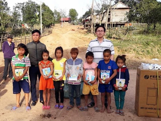 Đoàn từ thiện từ thành phố Hồ Chí Minh cùng câu lạc bộ Tâm Nhân Ái tặng bút, sách vở cho các em.