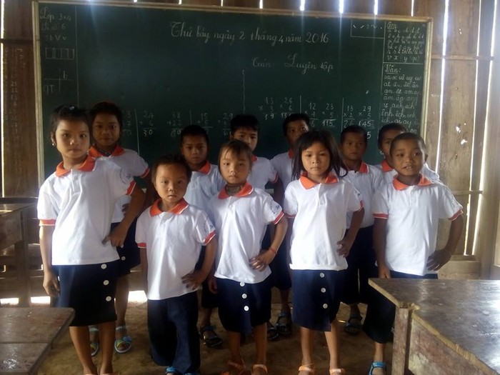 Các em học sinh trường Tiểu học số 2 Thượng Trạch trong một lần được mặc quần áo mới do các nhà hảo tâm tặng.