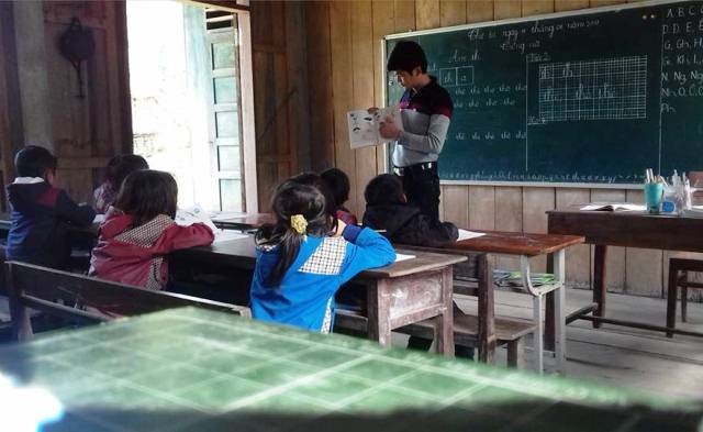 Dù nhiều khó khăn, vất vả nhưng các giáo viên nơi đây vẫn miệt mài dạy chữ cho các em.