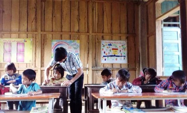 Dù học trong điều kiện thiếu thốn, phòng học tạm bợ, nhưng các em học sinh vẫn rất vui khi được đến trường.