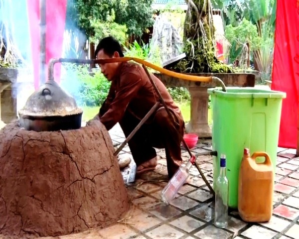 Hình ảnh về hoạt động nấu rượu gạo ngay tại chợ. (Ảnh: L.T)