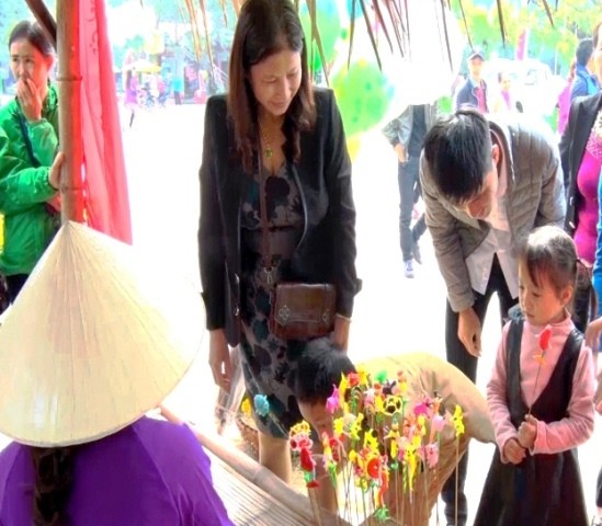 Phiên chợ tái hiện lại đầy đủ mọi hoạt động của chợ quê Tết xưa của người Việt. (Ảnh: L.T)