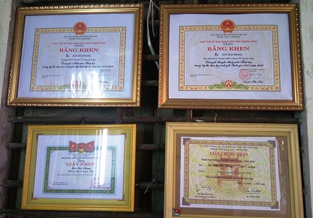 Em đã giành được nhiều giải thưởng trong các cuộc thi học sinh giỏi cấp tỉnh, cấp thành phố và cấp Quốc gia. (Ảnh: H.H)