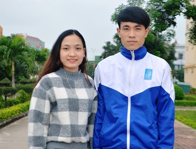 Nguyễn Mạnh Hùng và Trần Ngọc Hải Hà - Hai sinh viên trường Đại học Quảng Bình tham gia đăng ký hiến tặng mô, tạng.