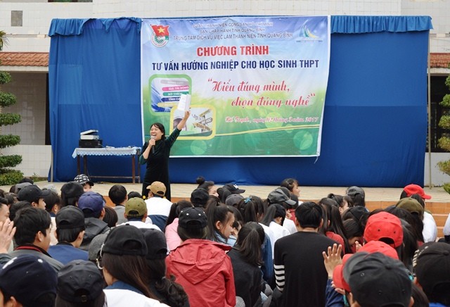 Chương trình tư vấn hướng nghiệp cho các em học sinh THPT do Trung tâm dịch vụ việc làm Thanh niên tỉnh Quảng Bình tổ chức. (Ảnh: Thủy Phan)