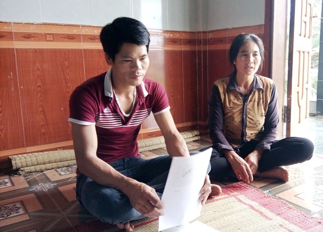 Gia đình anh Nguyễn Văn Thoại ngồi trên đống nợ vì bị sập bẫy lừa xuất khẩu lao động (Ảnh: Thủy Phan)