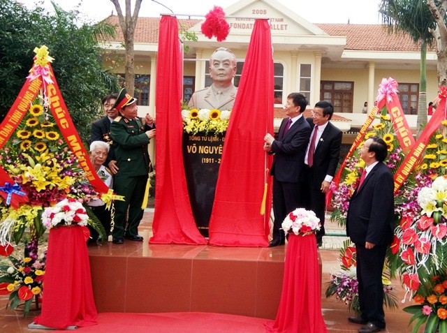 Bức tượng Đại tướng được dựng trong khuôn viên trường trung học phổ thông chuyên Võ Nguyên Giáp với mong muôn các em học sinh được gần gũi, quây quần bên cạnh Người. (Ảnh: Thủy Phan)