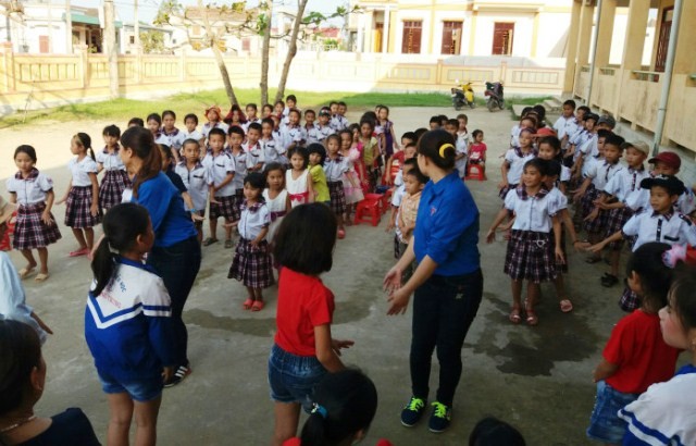 Năm nay, các thầy cô giáo và nhiều học sinh Tiểu học ở điểm trường trung tâm qua sông để tổ chức các hoạt động vui chơi nhân dịp 26/3 cho học sinh ở điểm trường lẻ thôn Công Hòa. (Ảnh: Thủy Phan)