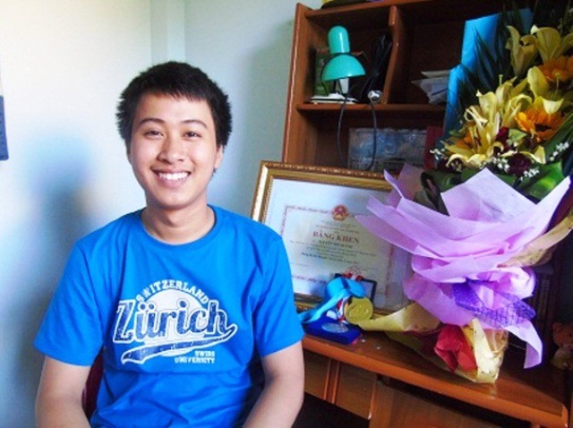 Em Nguyễn Thế Quỳnh, thí sinh từng giành được thành tích xuất sắc trong hai cuộc thi Olympic Vật lý châu Á và Quốc tế năm 2016, nay em tiếp tục lọt vào đội tuyển tham dự Olympic Vật lý châu Á năm 2017.