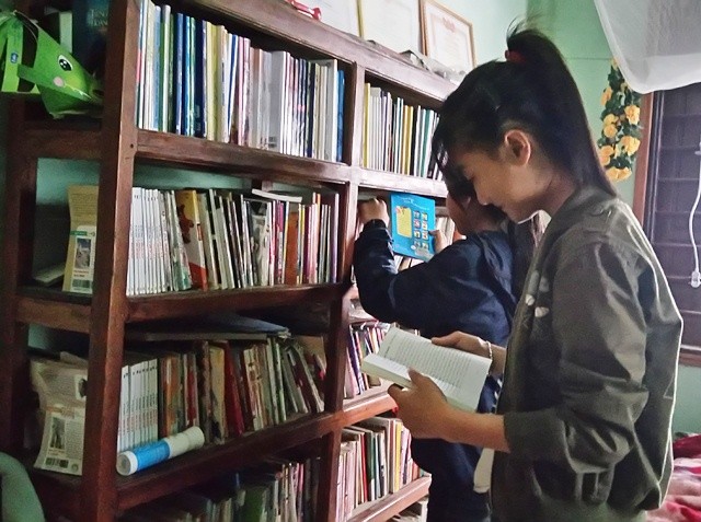 Nhiều học sinh tìm đến thư viện sách của Khoa để mượn sách đọc (Ảnh: Thủy Phan)