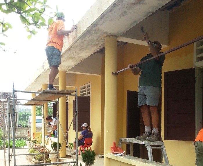 Các thành viênc của Project Vietnam Inc còn giúp cô trò sơn sửa lại những phòng học cũ ở điểm trường mầm non Thanh Bình và điểm trung tâm Trường Mầm non Hưng Bình.