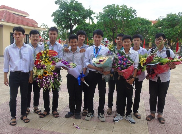 Nguyễn Thế Quỳnh trở về trước sự chào đón của bạn bè.