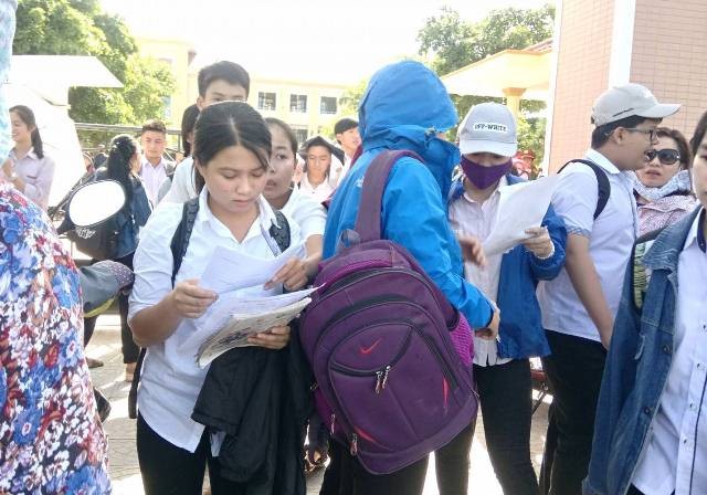 Hơn 500 học sinh tại Quảng Bình đã tham gia thi vào Trường trung học phổ thông Chuyên Võ Nguyên Giáp. (Ảnh: Thủy Phan)
