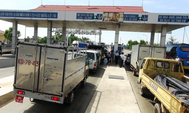 Hàng chục tài xế dừng xe trước trạm thu phí Quán Hàu (Quảng Bình) chặn đường phản đối việc áp giá vé quá cao khiến giao thông ách tắc.