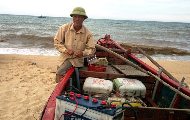 Ngư dân Phạm Huờ (ở xã Nhân Trạch, huyện Bố Trạch, Quảng Bình) sang sửa lại thuyền để tiếp tục vươn khơi (Ảnh: Thủy Phan)