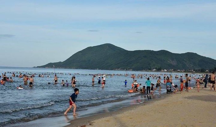 Biển Lộc Hà (Hà Tĩnh) tấp nập du khách vào mỗi buổi chiều (Ảnh: T.P)