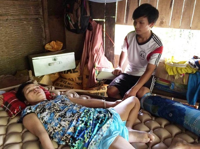 Năm 2015, bà Lê Thị Hữu Yên (mẹ Xuân) bị ngã xuống sông khi đang đi cắt cỏ cho bò. Từ đó, bà Yên bệnh nặng nằm liệt giường đến tận bây giờ (Ảnh: N.V)