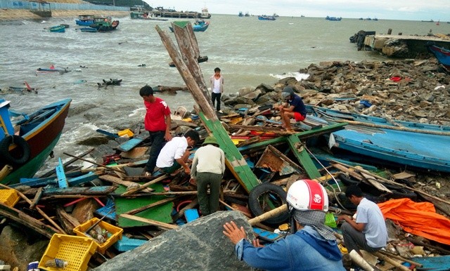 Hàng chục tàu thuyền đang neo đậu tại cảng Hòn La, xã Quảng Đông, huyện Quảng Trạch, Quảng Bình bị sóng đánh tan tác.