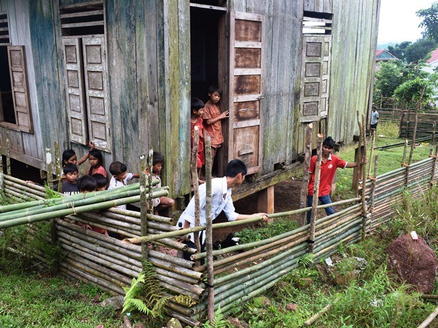 Lớp học ở địa bàn này hầu hết đều rất xập xệ, thiếu thốn. Tuy nhiên, do địa hình miền núi khó khăn, nên việc xây mới trường học là điều rất khó khăn.