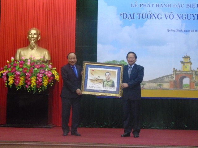 Bộ trưởng Trương Minh Tuấn tặng tem kỷ niệm cho Thủ tướng Chính phủ Nguyễn Xuân Phúc.