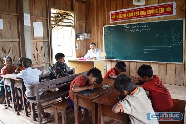Các giáo viên mới lên nhận công tác tại Thượng Trạch phải học tiếng đồng bào dân tộc Ma-Coong trước khi dạy tiếng Việt cho học sinh. Ảnh: Thủy Phan.