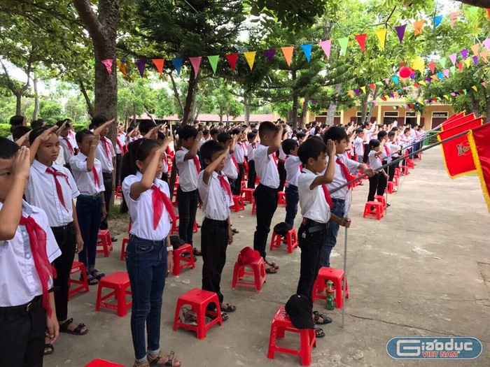 Dự lễ khai giảng của các em học sinh Trường Trung học cơ sở Quảng Đông, huyện Quảng Trạch (Quảng Bình).