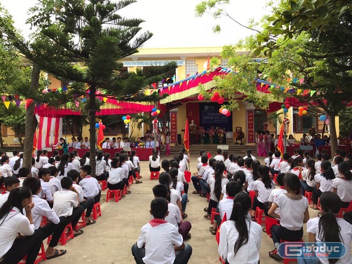 Năm học 2-17-2018, tại tỉnh Quảng Bình có gần 22 vạn học sinh từ mầm non đến cao đẳng, đại học.