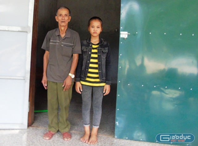 Linh vừa đi học, vừa giúp ông ngoại làm việc nhà, chăm sóc ông. ảnh: PT.