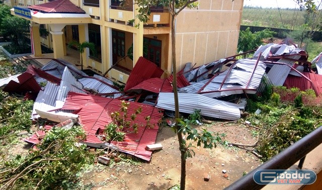 Mái tôn ở dãy nhà chính của trường THCS xã Quảng Đông bị bão giật tung xuống đất.