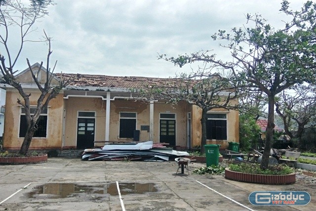 Nhiều trường học thiệt hại rất nặng nề sau bão. Hiện các ban ngành tỉnh Quảng Bình đang khắc phục hậu quả để học sinh sớm quay lại trường học.