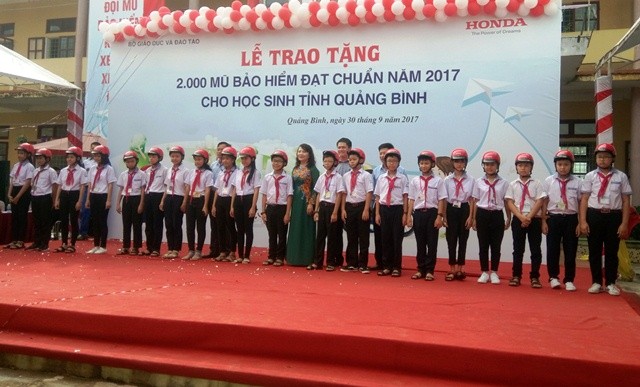2.000 em học sinh ở Quảng Bình được tặng mũ bảo hiểm để đảm bảo an toàn khi tham gia giao thông. (Ảnh: P.T)