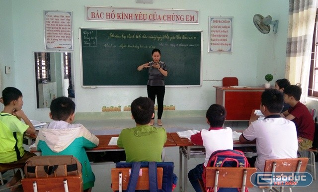 Cô Nguyễn Thị Ngọc Dung dạy cho các em học sinh khiếm thính bằng ngôn ngữ ký hiệu. (Ảnh: T.P)