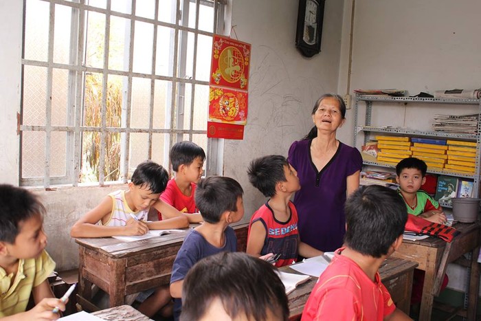 Ngoài giảng bài, bà Sáu còn tạo không khí vui trong lớp để học sinh không căng thẳng khi học bài - ảnh: T.A