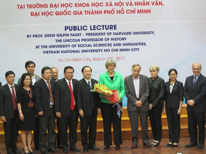 Giáo sư Faust chụp hình lưu niệm cùng các giảng viên đại học Khoa học Xã hội và Nhân Văn (Đại học Quốc gia Thành phố Hồ Chí Minh - Ảnh: T.A