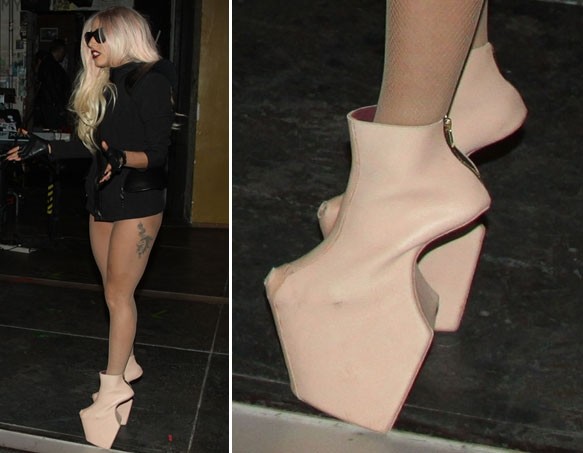 Đôi giày không gót vẫn được Lady Gaga tự tin diện trên đường phố.