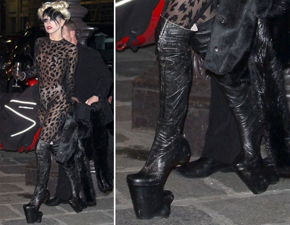 Tiếp tục một đôi bốt không gót của Lady Gaga.