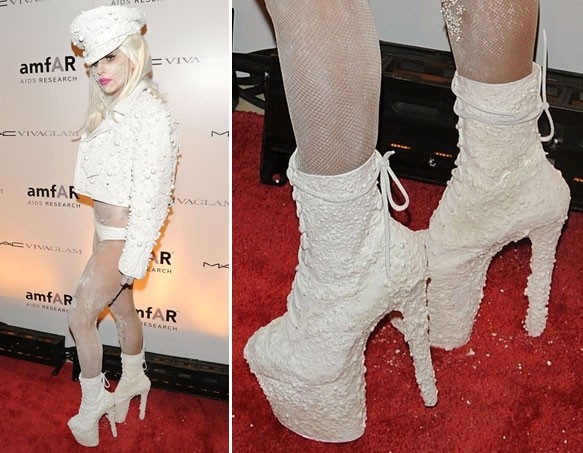 Đôi giày màu trắng đồng bộ với trang phục ấn tượng của Lady Gaga.