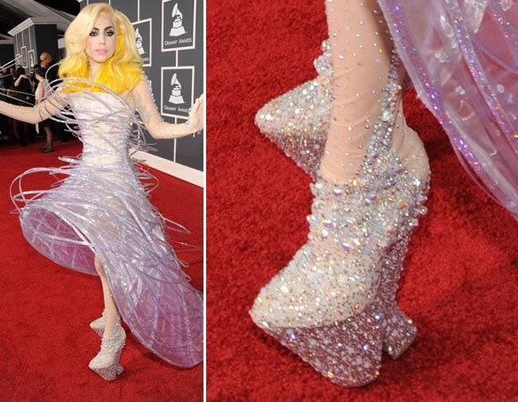 Người ngoài hành tinh Lady Gaga lênh khênh trên đôi giày độc.