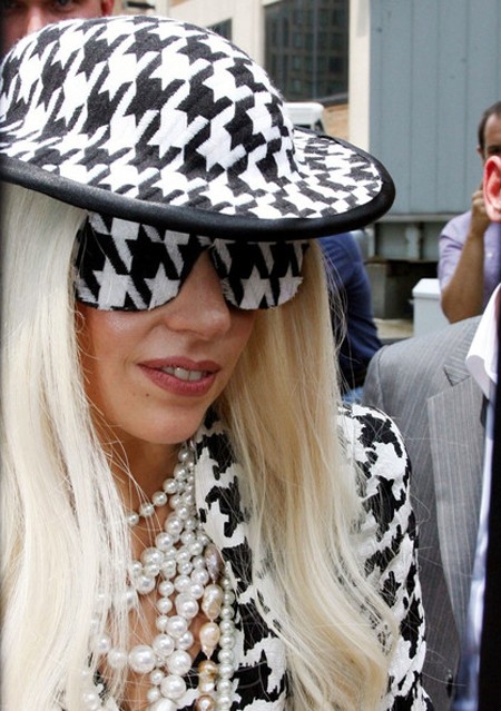 Ngay cả kính của cô cũng phủ vải và dường như Gaga không cần nhìn rõ mọi thứ.