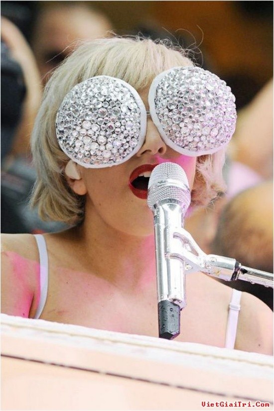 Chiếc kính đính đá lấp lánh to bự này không hiểu cô nàng Lady Gaga sẽ nhìn thấy được gì?