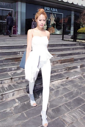 Quần tregging trắng và corset cùng màu - rất thích hợp mặc tới các buổi tiệc hay đi bar.