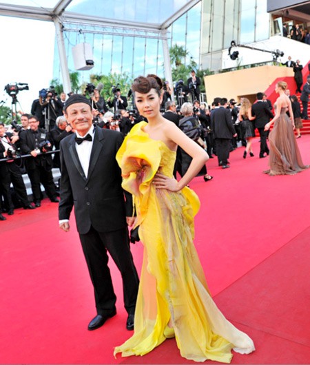 Trên thảm đỏ liên hoan phim Cannes, Minh Hằng chọn bộ váy cách điệu từ hoa vàng nổi bật.
