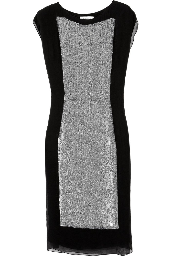 Váy Jonathan Saunders (58 triệu đồng) với phần thân váy màu ghi bạc, mép váy màu đen, tạo cảm giác nhỏ xinh.