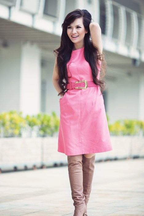 Trong chiếc áo váy màu hồng trông cô vẫn tươi trẻ như Đan Lê tuổi 20.